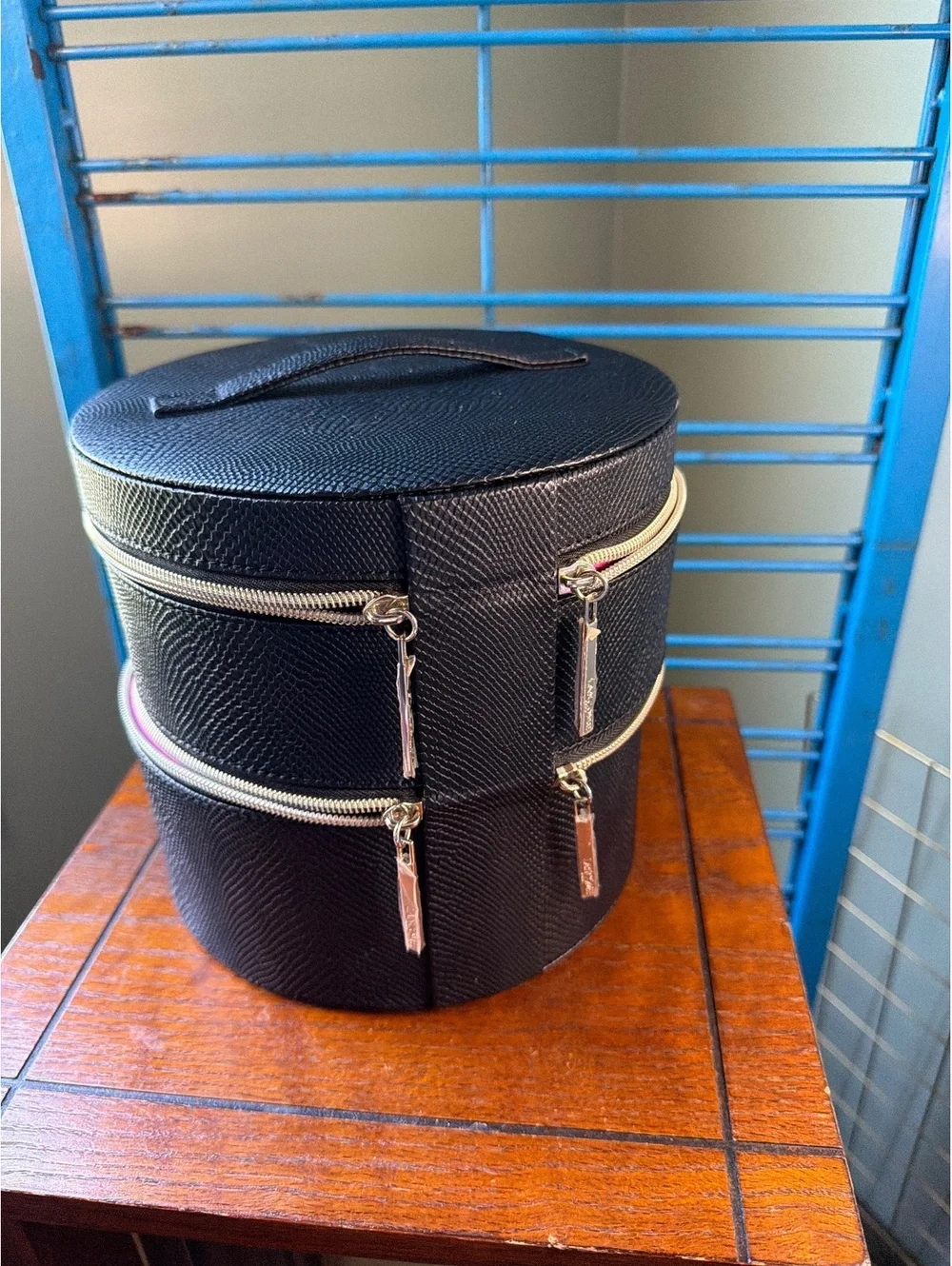 Lancôme Black Textured Round Cosmetic Case with Pink Interior and Mirror